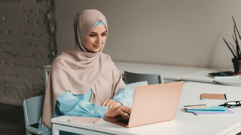 الأعمال التعليمية عبر الإنترنت